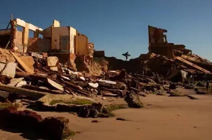 A cidade onde o mar avança cerca de 5 metros por ano e destrói casas na areia