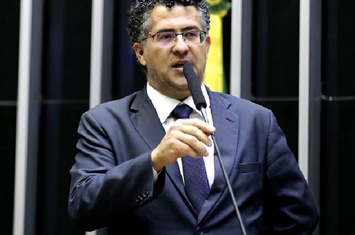 À CNN, Santana avalia transição gradual da PEC 6×1 por setores