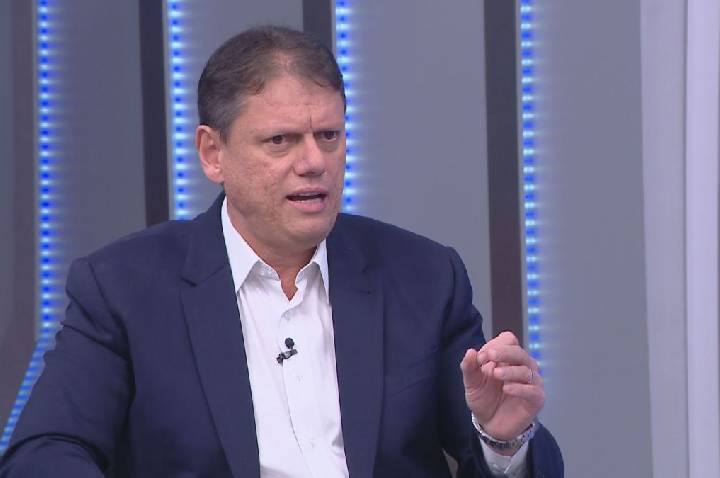 À CNN, Tarcísio diz que empresa do filho não tem relação com o governo