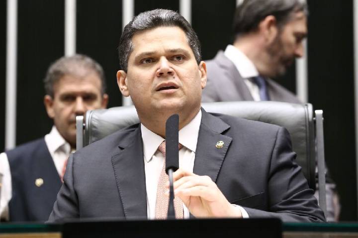 A senadores, Alcolumbre diz que só avalia nova indicação após eleições