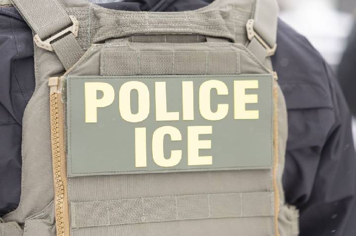 Ação quer proibir ICE de enviar agentes armados a locais de votação nos EUA