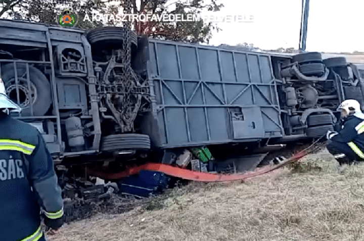 Acidente com ônibus deixa ao menos 12 mortos na Hungria