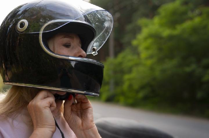 Acidente de moto: o capacete pode decidir o futuro do cérebro
