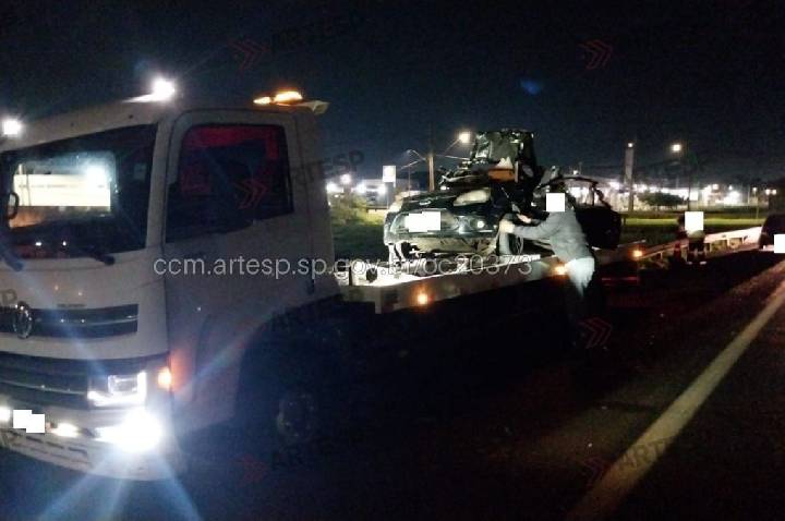 Acidente entre carro e guincho deixa dois mortos no interior de SP