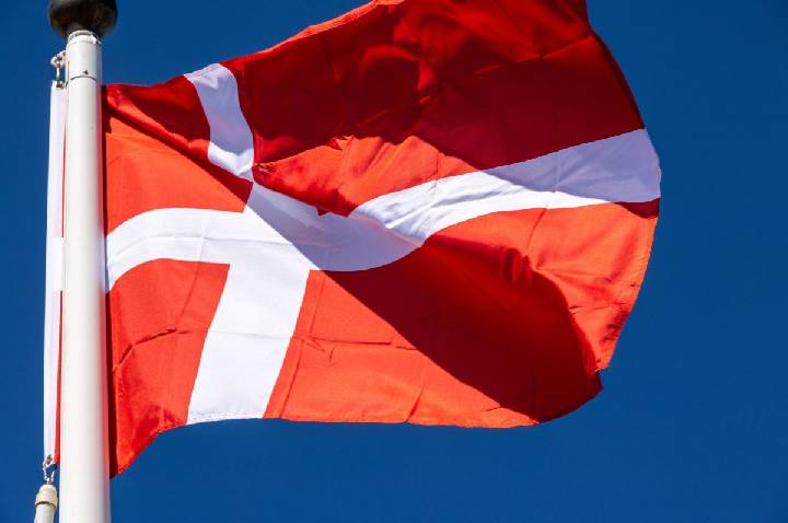 Acidente entre dois trens deixa feridos na Dinamarca