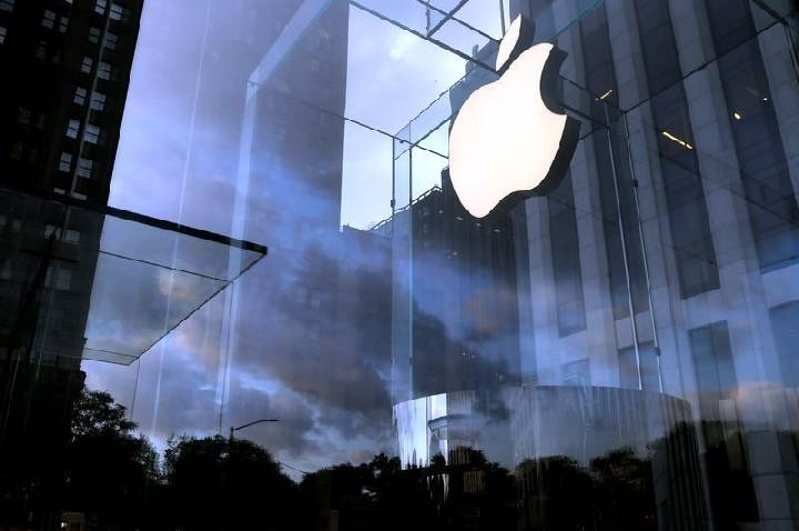 Ações da Apple saltam com resultados positivos em meio à troca de CEO