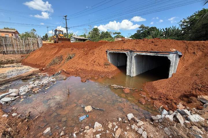 Aduelas de concreto substituem ponte intrafegável na Rua Sete de Setembro, em Extrema