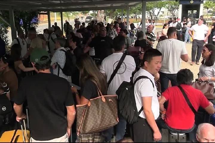 Aeroporto de Caracas retoma parcialmente operações após terremoto de junho
