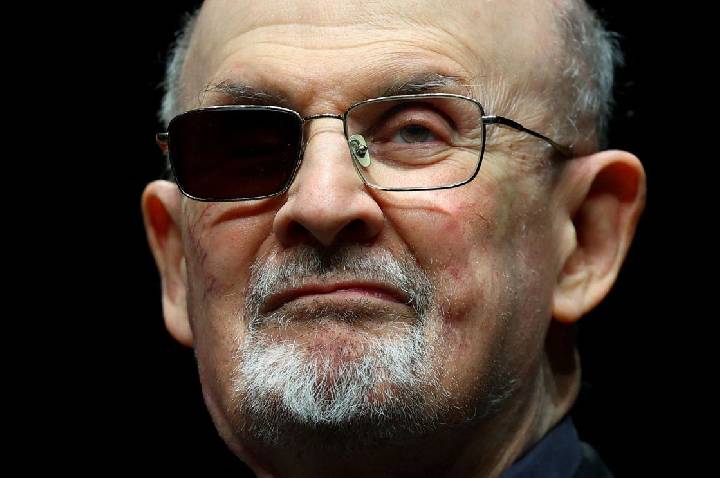 Agressor do escritor Salman Rushdie é considerado culpado de terrorismo