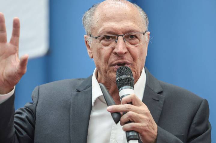 Alckmin diz que Milei presta desserviço à Argentina 