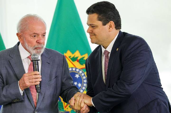 Alcolumbre confirma visita a navio-sonda da Petrobras ao lado de Lula