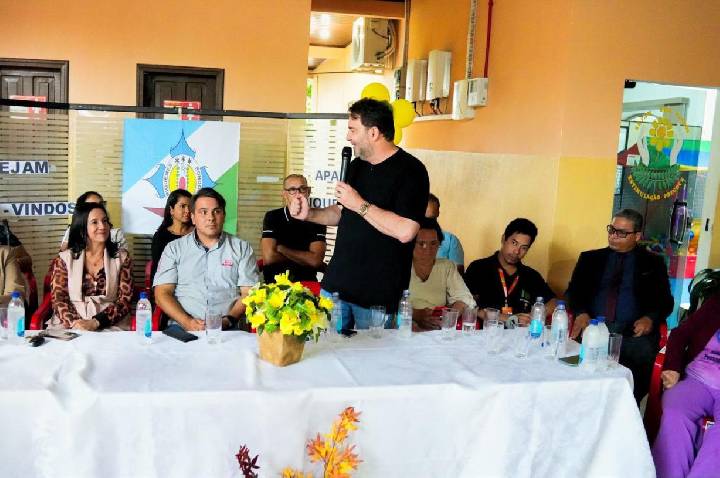 Alex Redano participa da entrega de projeto de segurança na APAE de Ariquemes