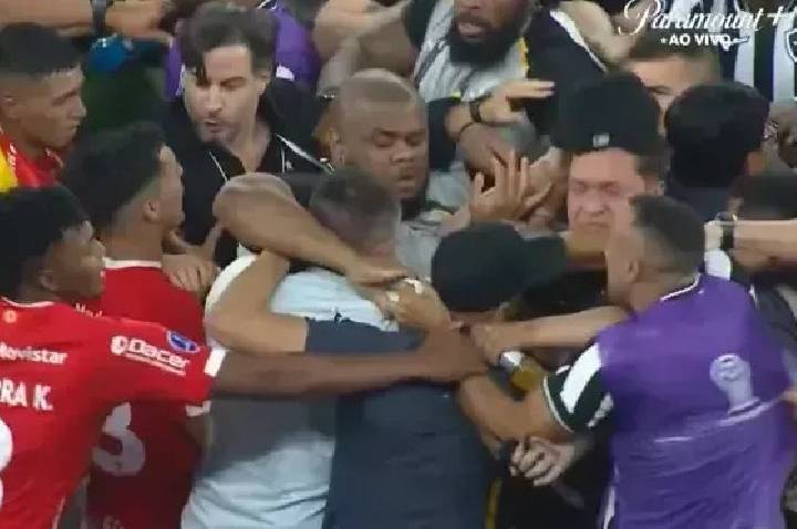 Alex Telles explica confusão com técnico rival: “Ele sabe o que falou”