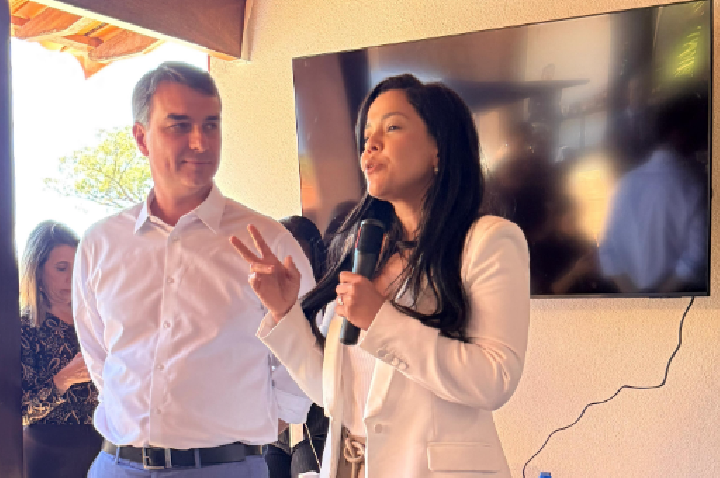 Aliada de Michelle e pivô de crise no clã Bolsonaro declara apoio a Flávio