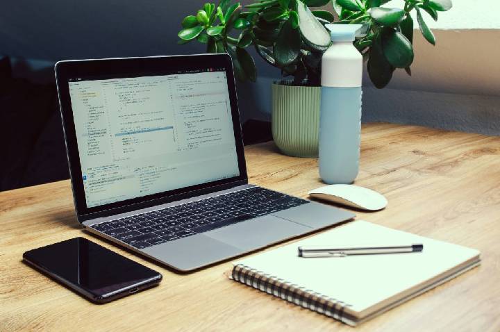 Aluna da USP cria app que usa IA para ajudar estudantes nos vestibulares