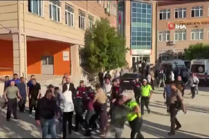 Aluno abre fogo em frente a escola na Turquia e fere 11 estudantes