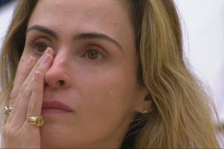 Ana Paula, campeã do BBB 26, é vista em missa de 7º dia do pai
