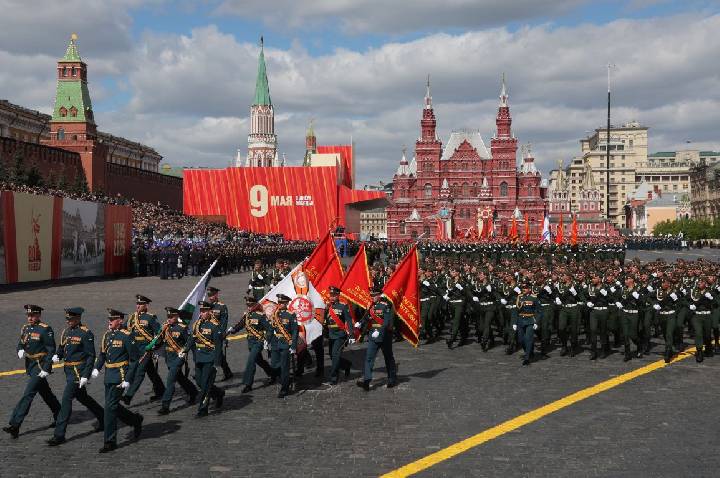 Análise: Desfile militar sem armas sinaliza Rússia vulnerável e sob pressão