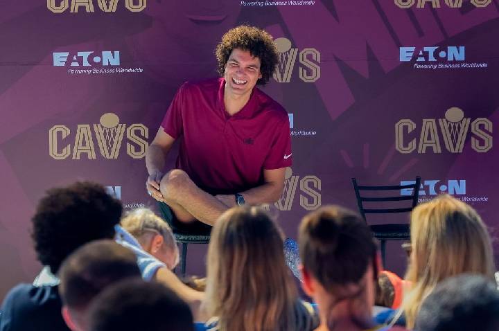 Anderson Varejão e Cavs inauguram sexta quadra de basquete no Brasil; veja