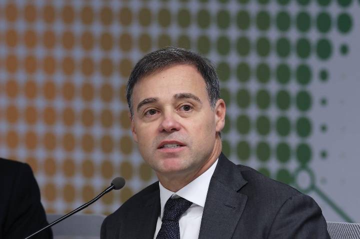 André Mendonça determina afastamento do diretor-geral da PF e menciona ‘1984’ em críticas a relatórios de inteligência