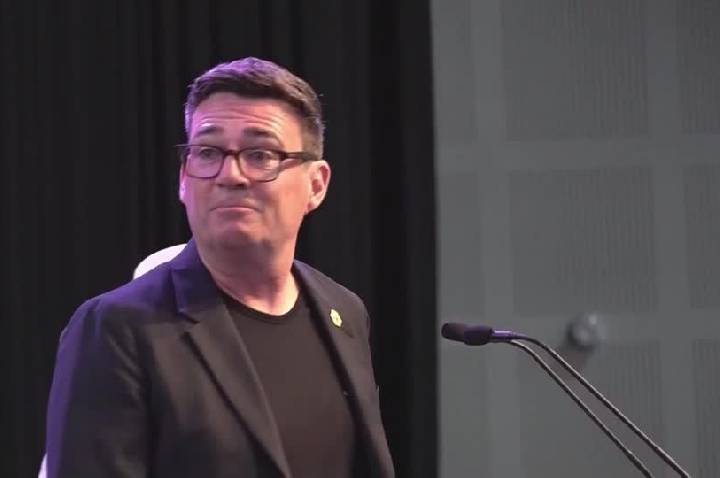 Andy Burnham se torna premiê com promessa de “reestruturar” o Reino Unido