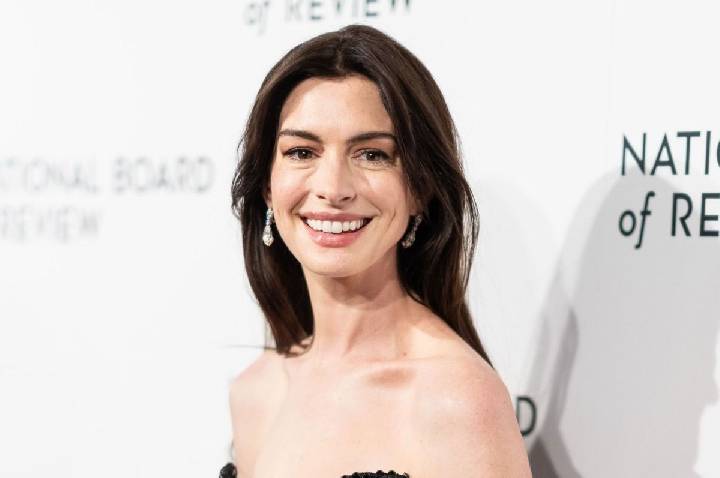 Anne Hathaway abre o jogo sobre rumores de procedimentos estéticos no rosto