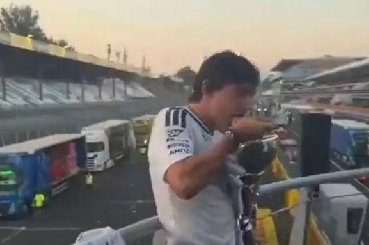 Antonelli comemora vitória histórica na F1 comendo macarrão no troféu