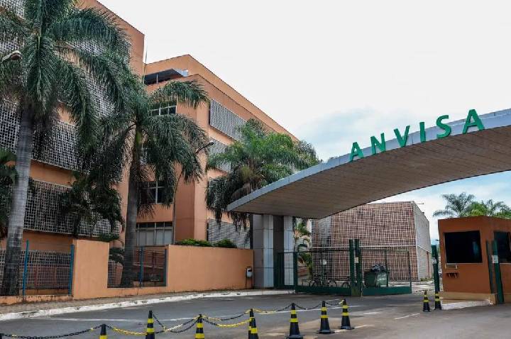 Anvisa emite alerta sobre deficiência de vitamina B6 relacionada ao uso de carbidopa/levodopa