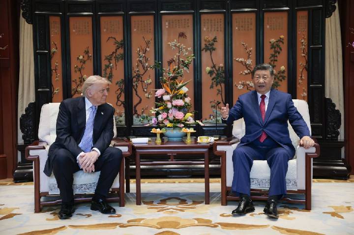 Ao lado de Xi, Trump concorda em impedir que o Irã possua armas nucleares