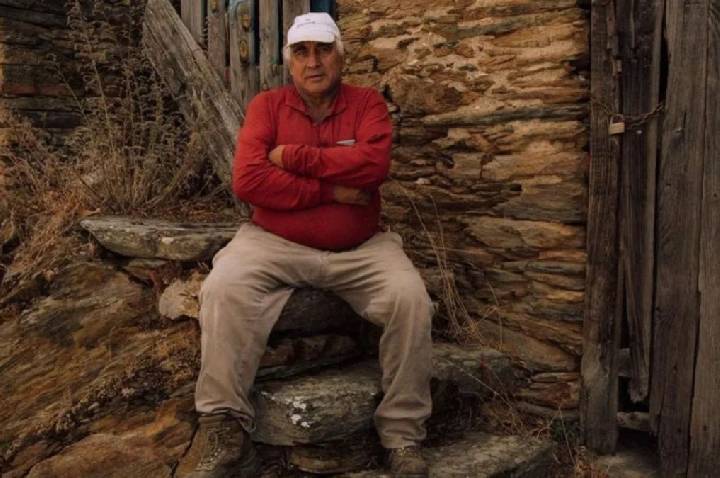 Aos 70 anos, prefeito vive sozinho em uma vila nas montanhas da Espanha e mantém criação de 22 vacas
