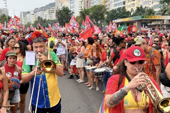 Apoiadores de Lula fazem ato em Copacabana uma semana antes da eleição