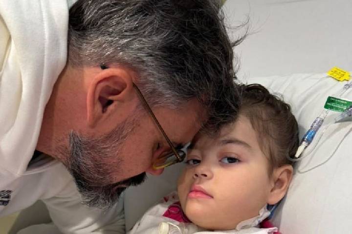 Após 2 semanas de internação, filhos de Cazarré visitam irmã no hospital