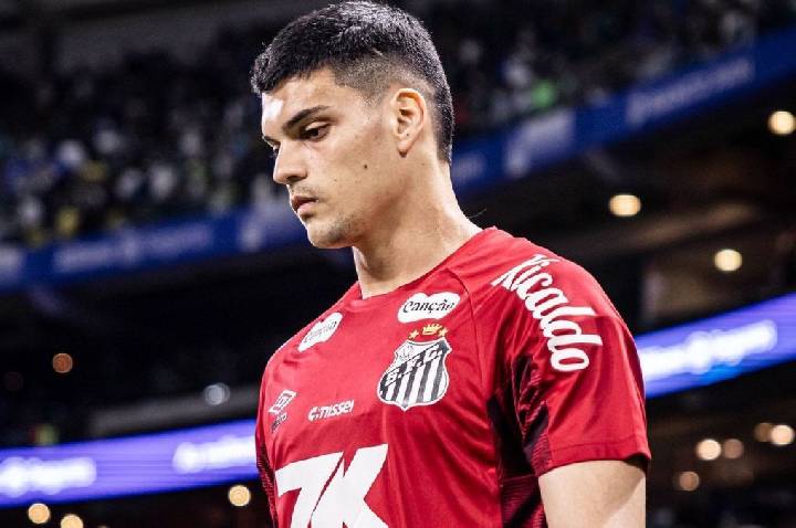 Após cirurgia no ombro, Gabriel Brazão não joga mais pelo Santos em 2026