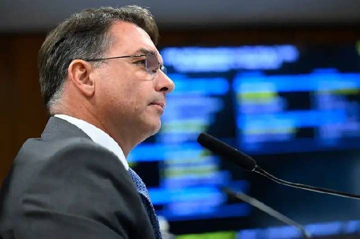Após embates com Michelle, Flávio afirma estar “mais forte do que nunca”