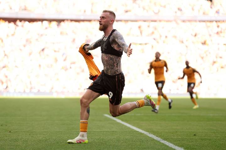 Após escândalo, Hull City vence no fim e garante o acesso à Premier League