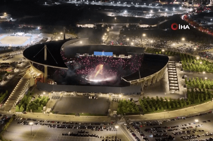 Após falas antissemitas, show de Kanye West em Istambul reúne 100 mil fãs