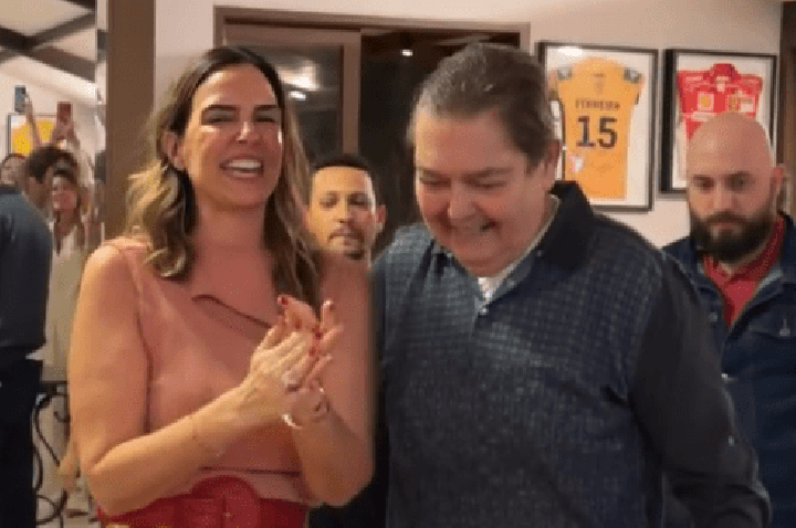 Após internação, Faustão faz rara aparição no aniversário da esposa