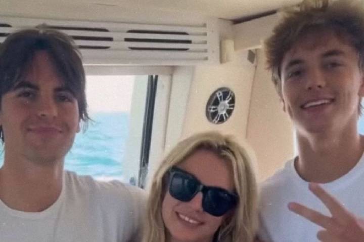 Após prisão e internação, Britney Spears se declara ao filho