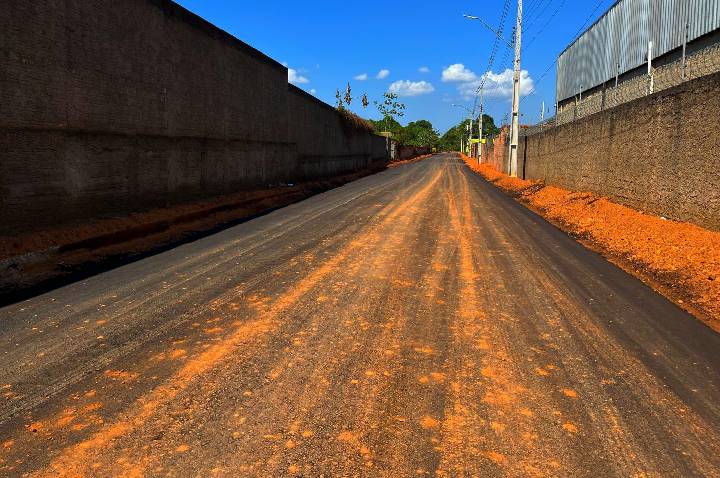 Após quase 30 anos de espera, asfalto chega ao bairro Nova Esperança