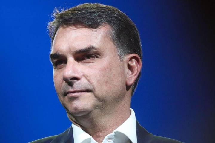 Após revelação sobre contrato, Flávio diz que Moraes deve renunciar ao STF