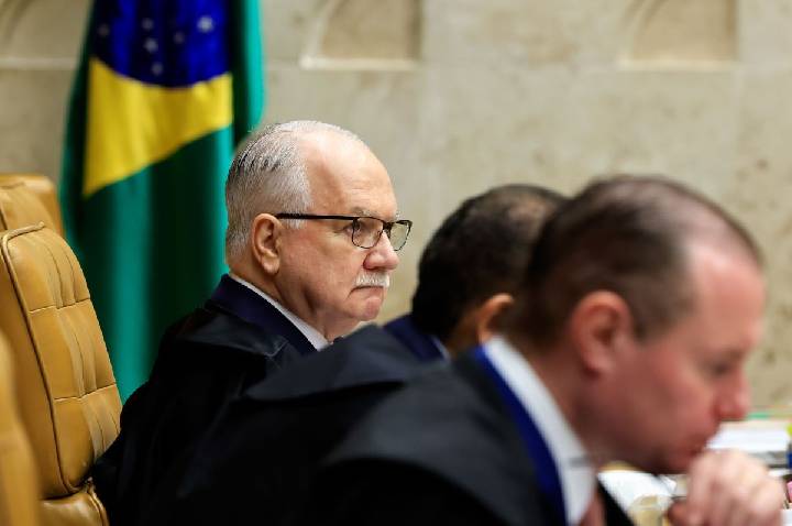 Após votar por liberar parte dos penduricalhos, Fachin critica “remendos”