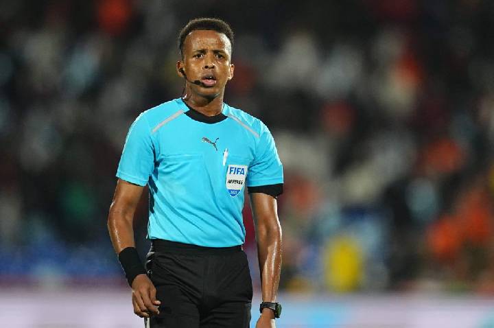 Árbito somali impedido de apitar Copa faz história na Supercopa da UEFA