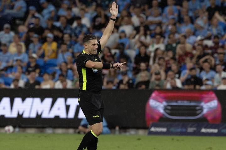 Árbitro australiano nega gesto supremacista na Copa: “Espasmo involuntário”