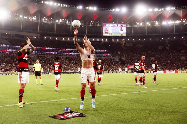 Arrascaeta chega à marca de 104 gols pelo Flamengo e homenageia Oscar