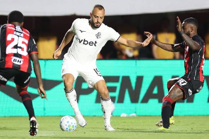 Arthur Cabral é o primeiro jogador do Brasileirão expulso pela Lei Vini Jr.