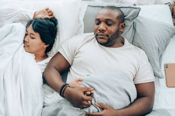 As 5 dicas mais populares para dormir melhor: especialistas em medicina do sono contam quais são mito, e quais realmente vão transformar suas noites