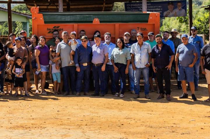 Associação rural de Monte Negro recebe carreta agrícola com recurso do deputado Pedro Fernandes