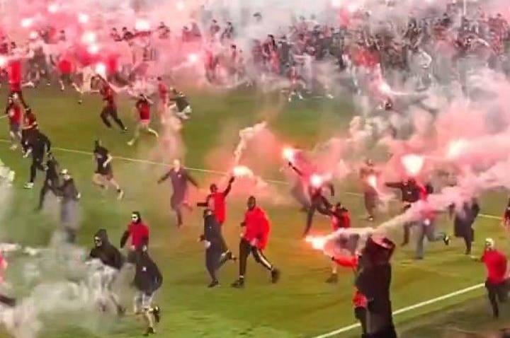 Associação Tcheca processa Slavia Praga após invasão da torcida em campo