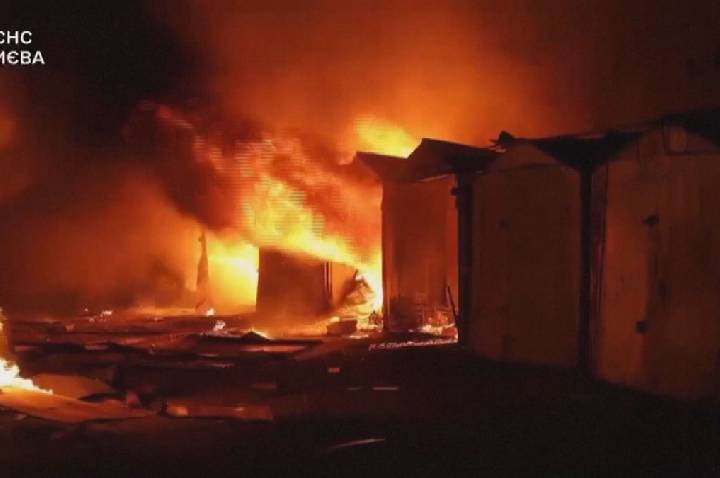 Ataque de mísseis russos em Kiev provoca incêndio e deixa um ferido