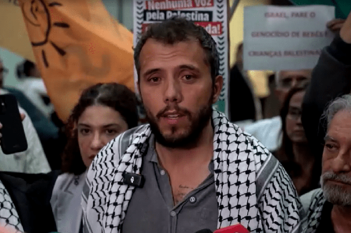 Ativista brasileiro chega a São Paulo após ser deportado por Israel